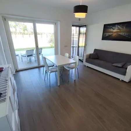 Roberta And Luca Cozy With Garden, Terrace And Pool Apartman